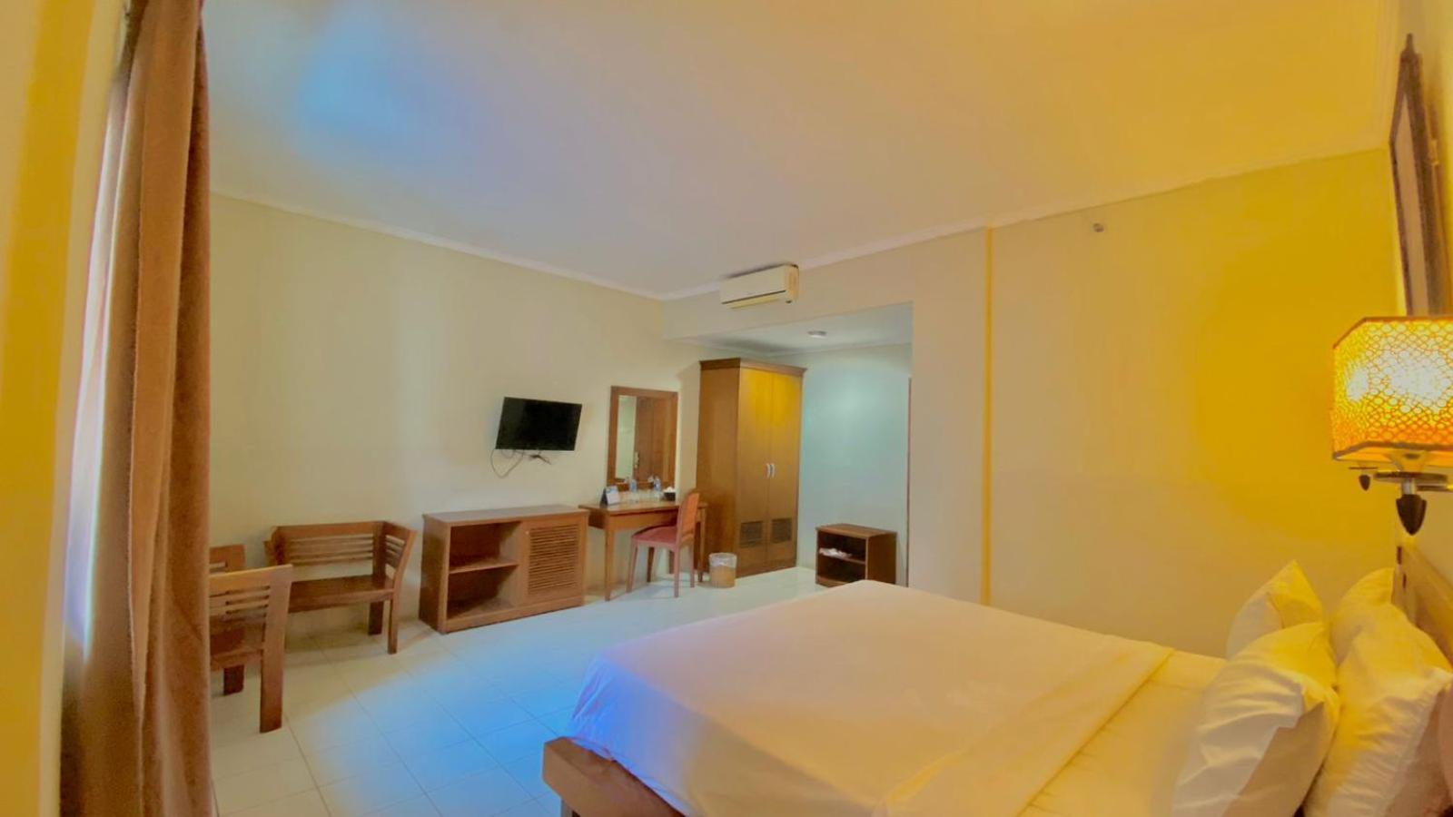 Pia Hotel Cirebon Exterior foto